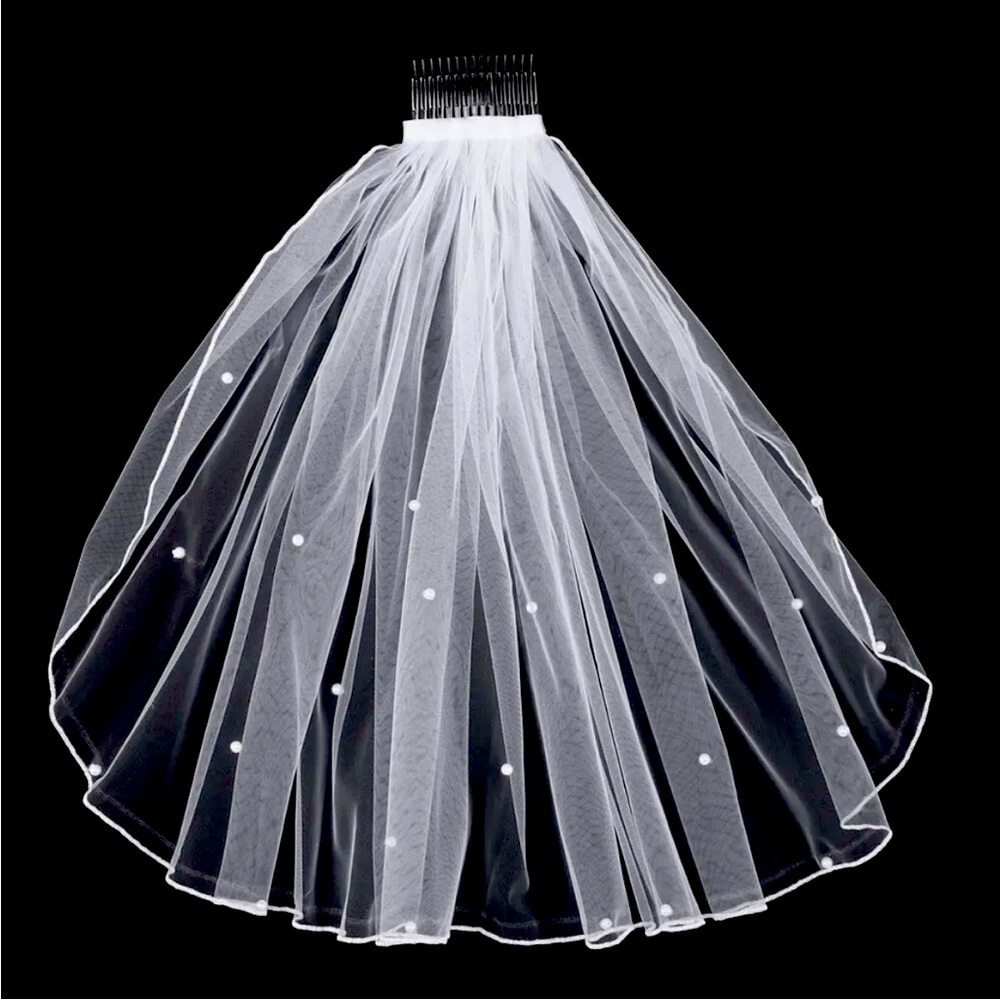 💕White wedding veil. A short veil scattered with pearls.